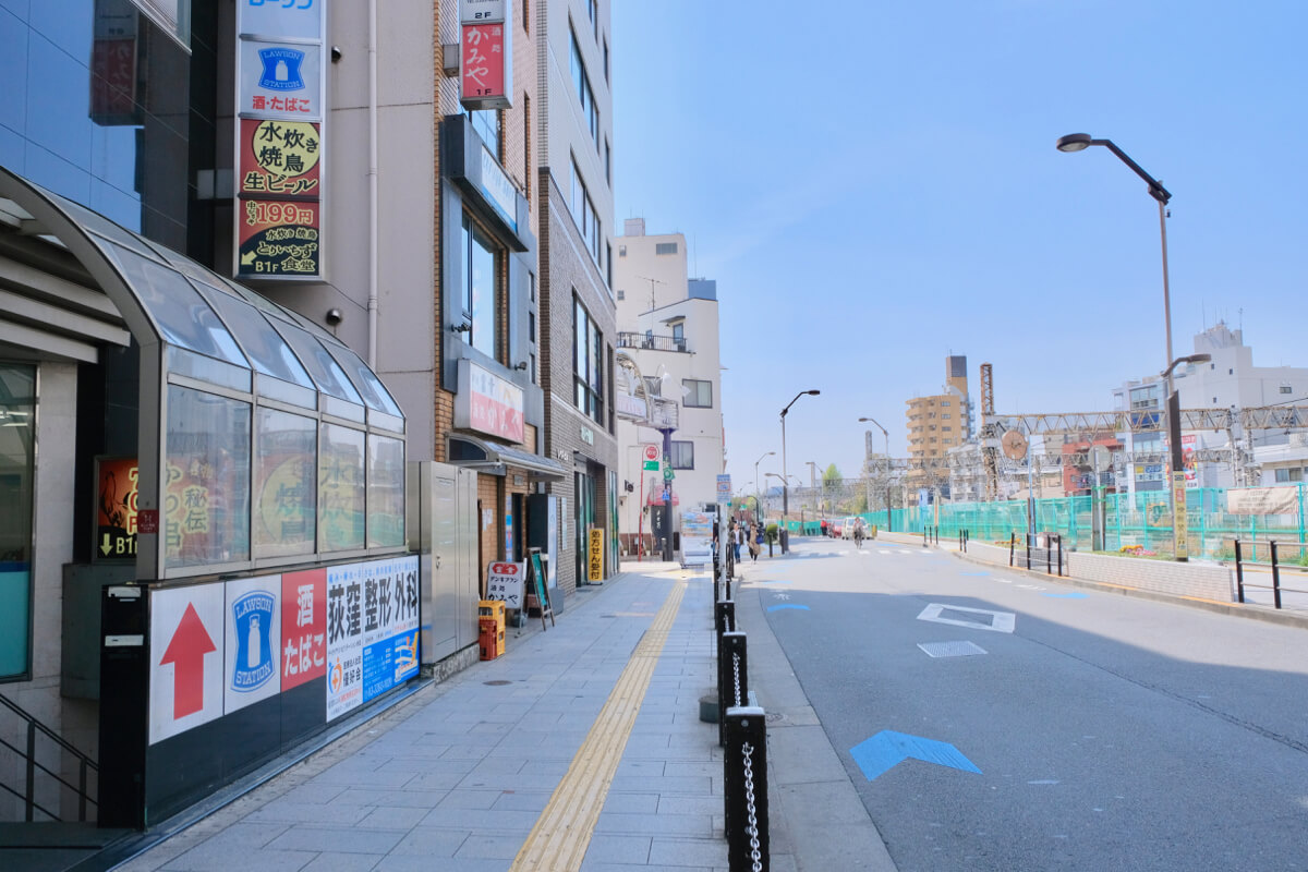 西口出口を出て地上に出たら、左に進みます。
