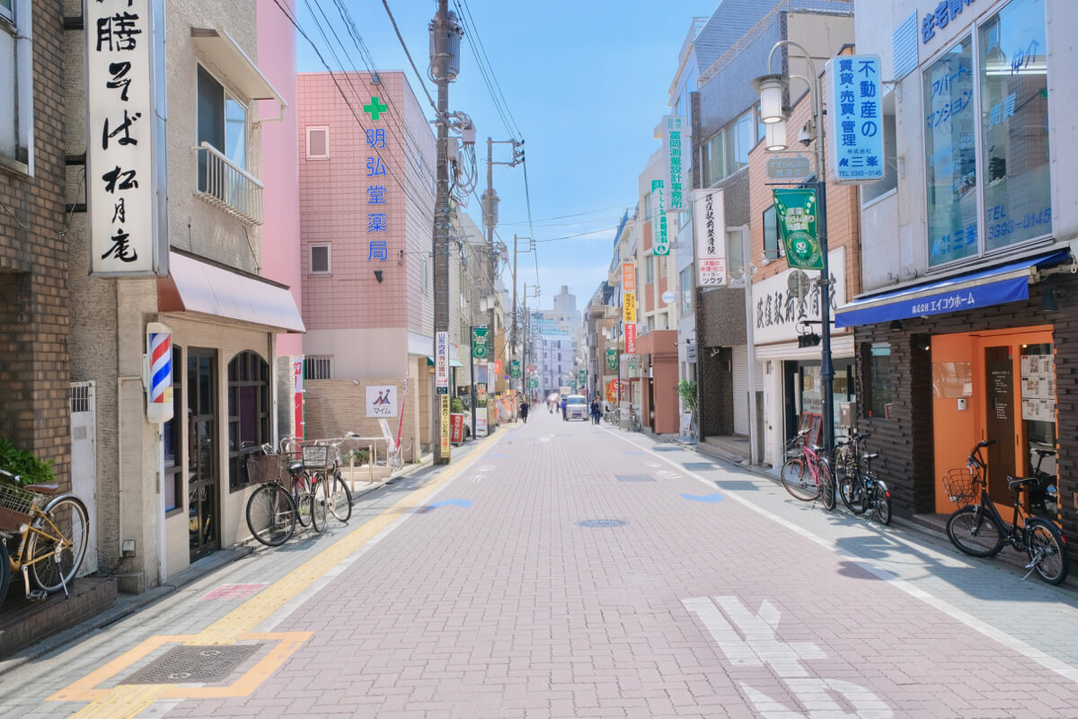 「すずらん通り」に入り、直進します。