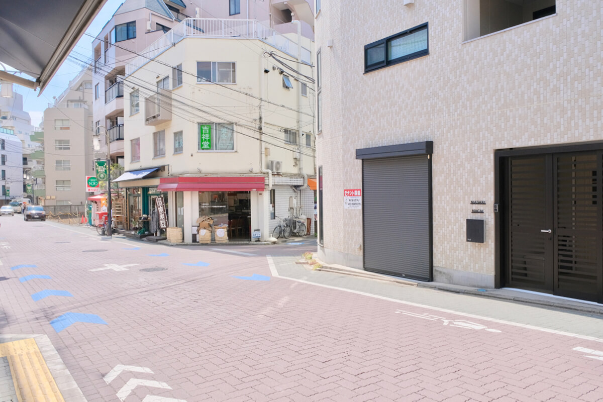 医院は「すずらん通り」入り口から約1分弱の右手にあります。通りからは見えにくいかもしれませんのでご注意ください。