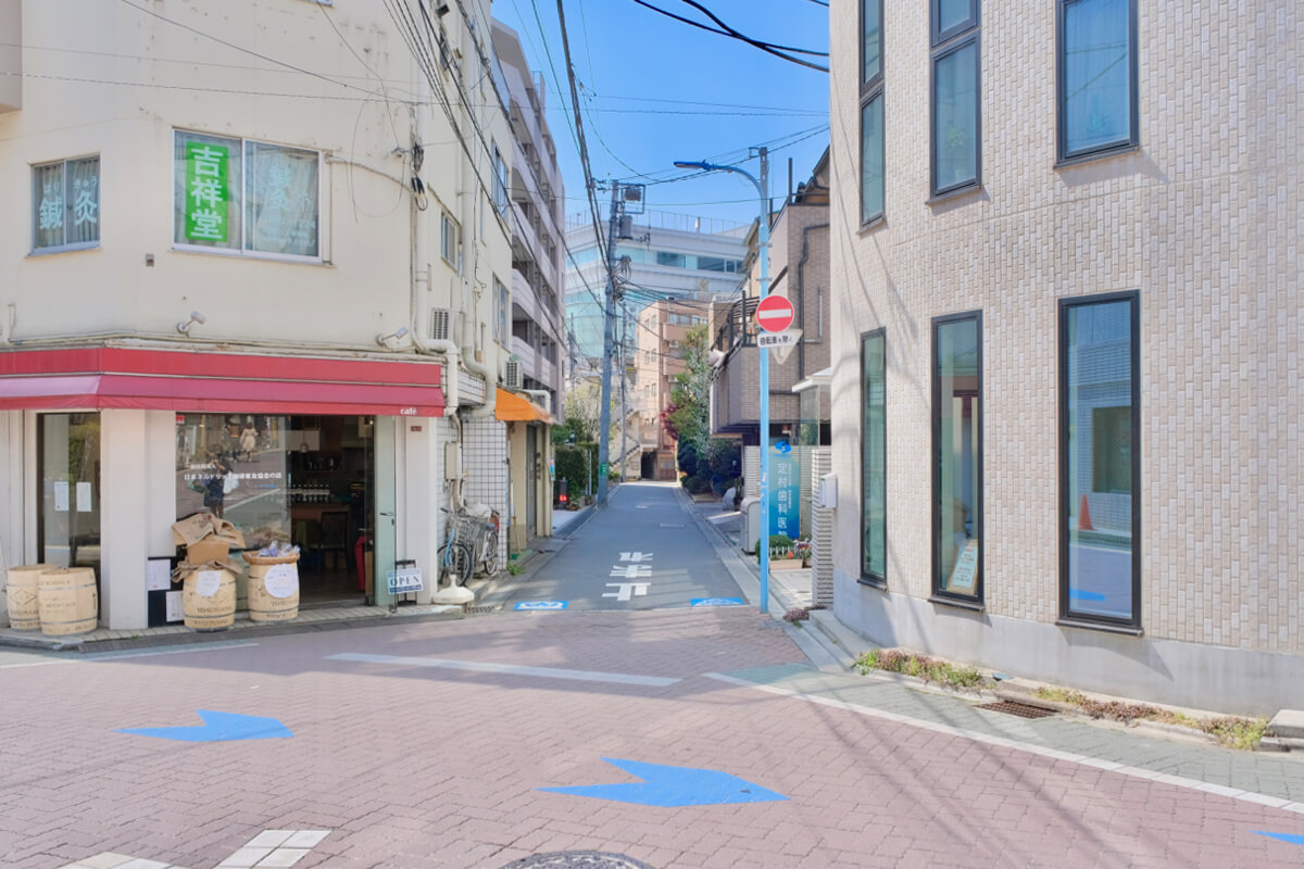 すずらん通りに入り直進します。